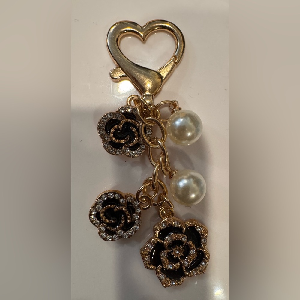 Goldtone Camellia Flower Faux Pearl & Rhinestone Bag Charm/Keychain NWOT - Picture 2 of 4
